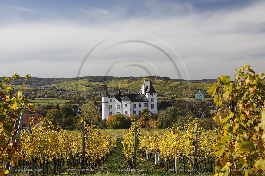 Perl-Nennig, Blick auf Schloss Berg; Perl-Nennig, view to castle Schloss Berg.  Perl-Nennig, Blick auf Schloss Berg; Perl-Nennig, view to castle Schloss Berg. 