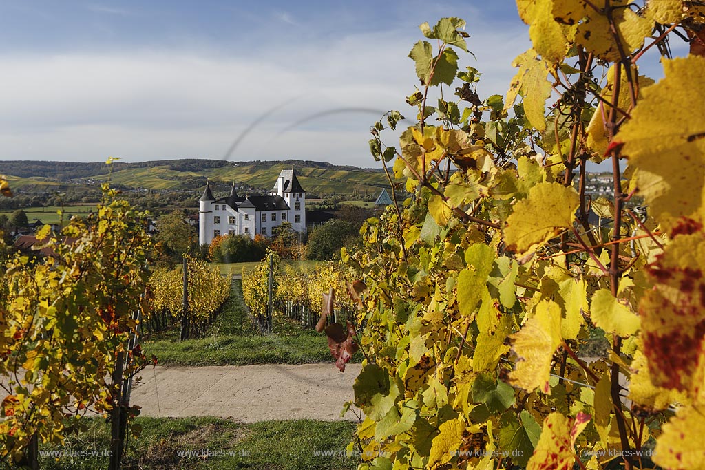 Perl-Nennig, Blick auf Schloss Berg; Perl-Nennig, view to castle Schloss Berg.  Perl-Nennig, Blick auf Schloss Berg; Perl-Nennig, view to castle Schloss Berg. 