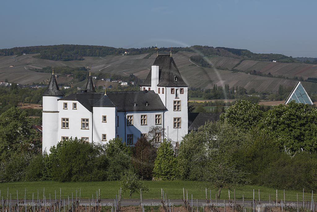 Gemeinde Perl, Schloss Berg. 1580 wurde die Burg aus dem10. Jahrhundert zum Schloss umgebaut. So erklaert sich der heute sichtbare Renaissance-Baustil trotz des urspruenglich mittelalterlichen Gebaeudes ; Perl, caslte Berg, a renaissance castle. 