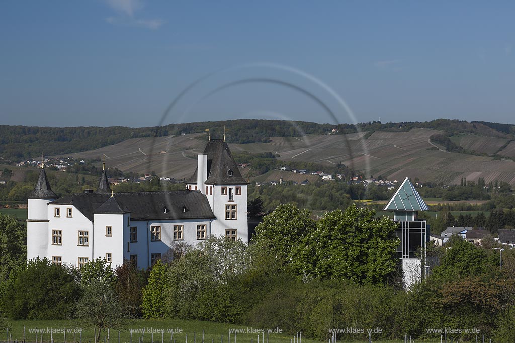 Gemeinde Perl, Schloss Berg. 1580 wurde die Burg aus dem10. Jahrhundert zum Schloss umgebaut. So erklaert sich der heute sichtbare Renaissance-Baustil trotz des urspruenglich mittelalterlichen Gebaeudes ; Perl, caslte Berg, a renaissance castle. 