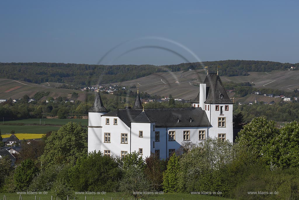 Gemeinde Perl, Schloss Berg. 1580 wurde die Burg aus dem10. Jahrhundert zum Schloss umgebaut. So erklaert sich der heute sichtbare Renaissance-Baustil trotz des urspruenglich mittelalterlichen Gebaeudes ; Perl, caslte Berg, a renaissance castle. 