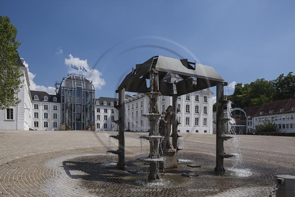 Saarbruecken Alt-Saarbruecken, Platz des unsichtbaren Mahnmals mit Brunnen und Schloss Saarbruecken, auch Saarbruecker Schloss genannt; Saarbruecken Alt-Saarbruecken, square Platz des unsichtbaren Mahnmals with fountain and castle Schloss Saarbruecken, as known as castle Saarbruecker Schloss.