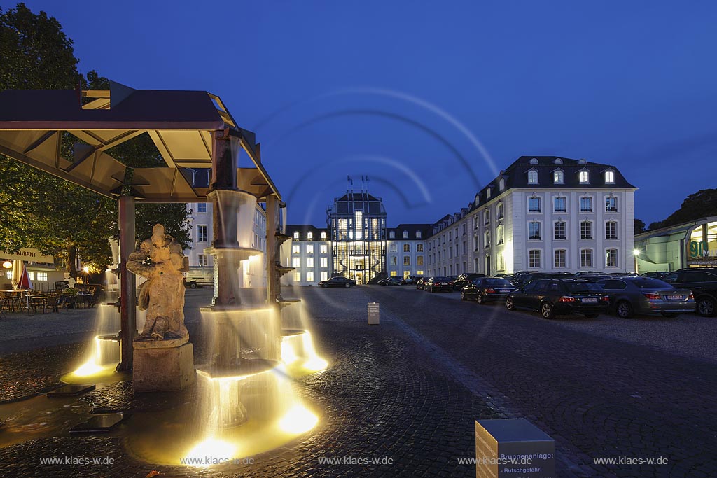 Saarbruecken, Alt-Saarbruecken, Platz des Unsichtbaren Mahnmals mit Brunnen zur blauen Stunde; Saarbruecken, Alt-Saarbruecken, place Platz des Unsichtbaren Mahnmals with fountain at blue hour.