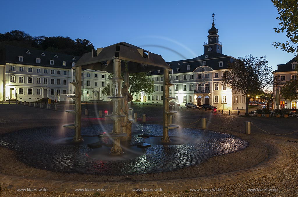 Saarbruecken altes Rathaus mit Brunnen Schon im 15. Jahrhundert befand sich am Ende der heutigen Schlossstrae ein Rathau.An dieses mehrmals abgebrannte und wieder aufgebaute Rathaus wurde der heutige Trakt im 18. Jahrhundert angebaut.Aber 1909 zog der damalige Buergermeister in ein neues Gebaeude ; Saarbruecken old tow hall with spring It is the old town hall from Saarbruecken, wich was used till 1909.