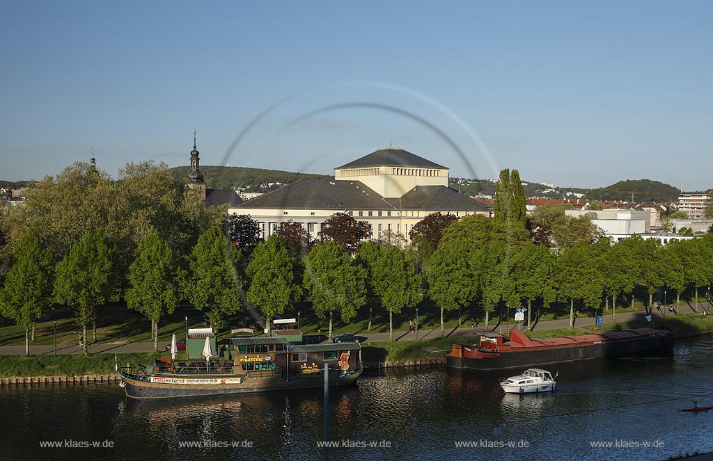 Saarbruecken Blick ber Saarbruecken auf das Staatstheater, davor die Saar mit Schiffen an einem Anleger ; view over Saabruecken to the theatre and the river "Saar", with ships.