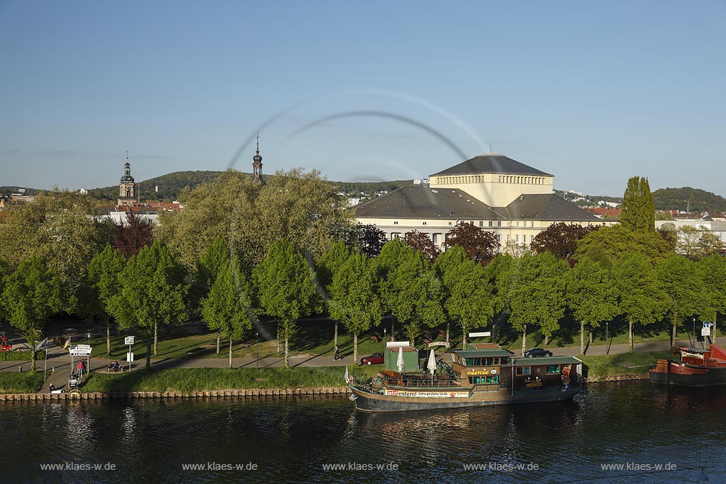 Saarbruecken Blick ber Saarbruecken auf das Staatstheater, davor die Saar mit Schiffen an einem Anleger ; view over Saabruecken to the theatre and the river "Saar", with ships.