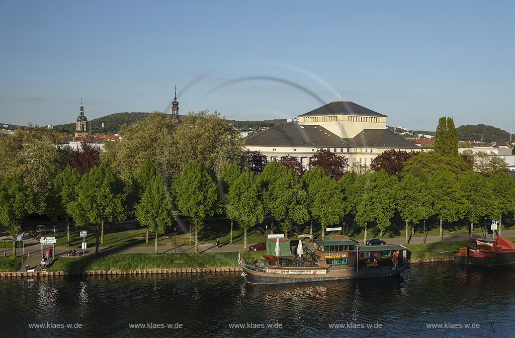 Saarbruecken Blick ber Saarbruecken auf das Staatstheater, davor die Saar mit Schiffen an einem Anleger ; view over Saabruecken to the theatre and the river "Saar", with ships.