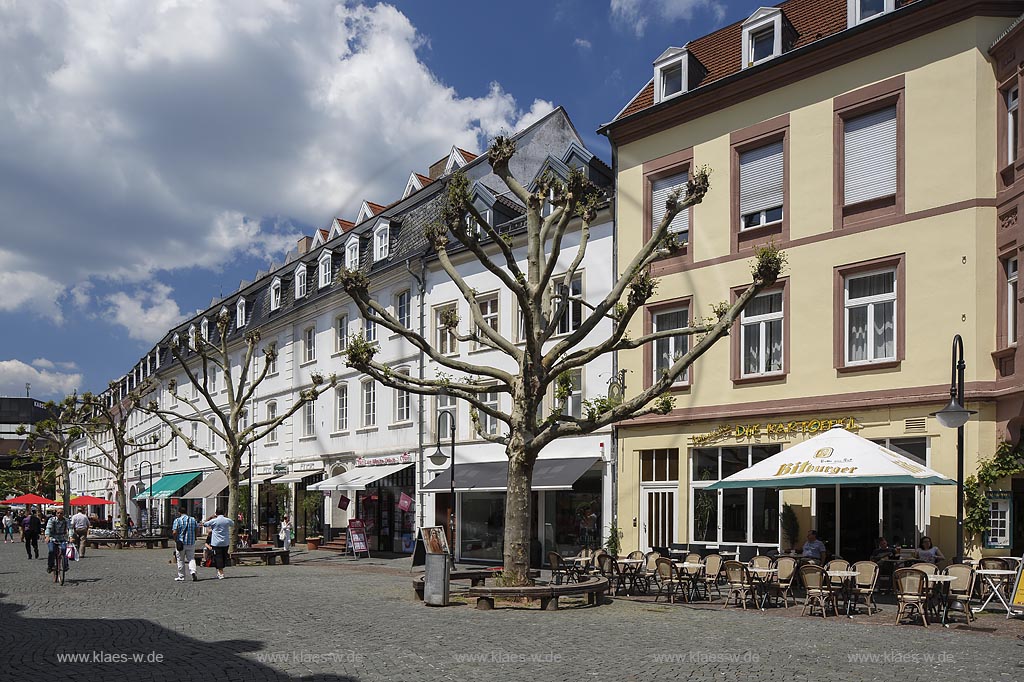 Saarbruecken, Einkaufsstrasse Obertorstrasse mit Aussengastronomie; Saarbruecken, shopping street Obertorstrasse with outdoor gastronomy.