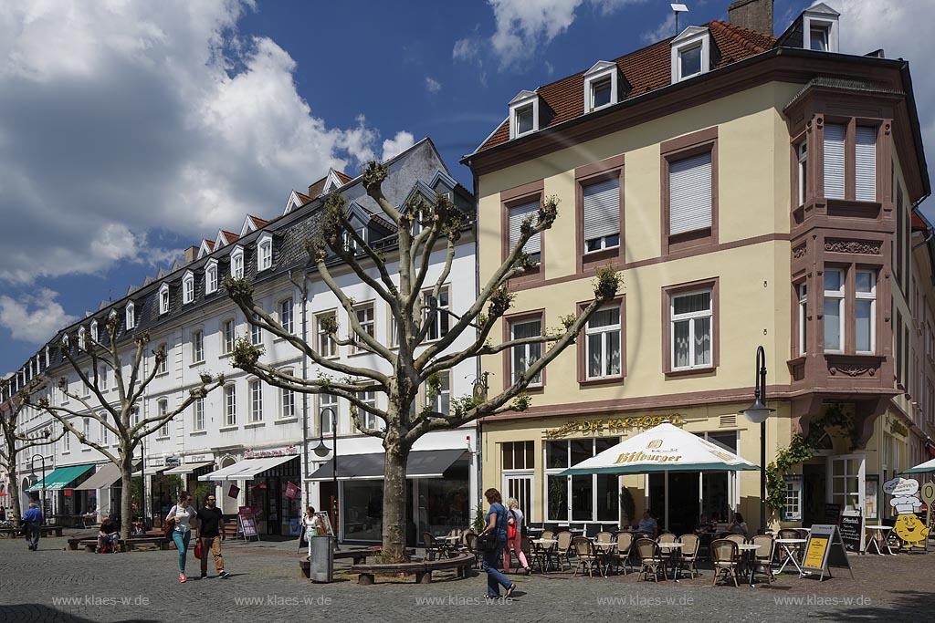 Saarbruecken, Einkaufsstrasse Obertorstrasse mit Aussengastronomie; Saarbruecken, shopping street Obertorstrasse with outdoor gastronomy.