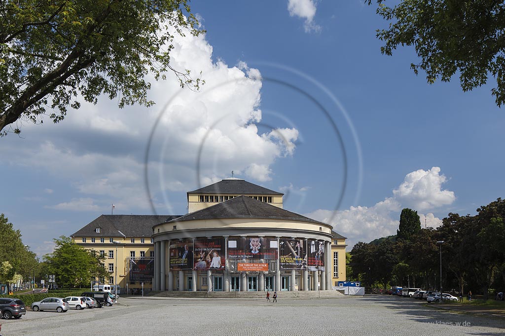 Saarbruecken, Westansicht Saarlaendisches Staatstheater, es wurde 1937 und 1938 nach Entwuerfen von Paul Otto August Baumgarten im neoklassizistischen Stil erbaut; Saarbruecken, west elevation of the theatre Saarlaendisches Staatstheater.