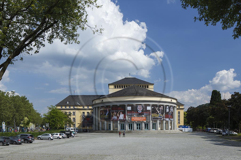 Saarbruecken, Westansicht Saarlaendisches Staatstheater, es wurde 1937 und 1938 nach Entwuerfen von Paul Otto August Baumgarten im neoklassizistischen Stil erbaut; Saarbruecken, west elevation of the theatre Saarlaendisches Staatstheater.