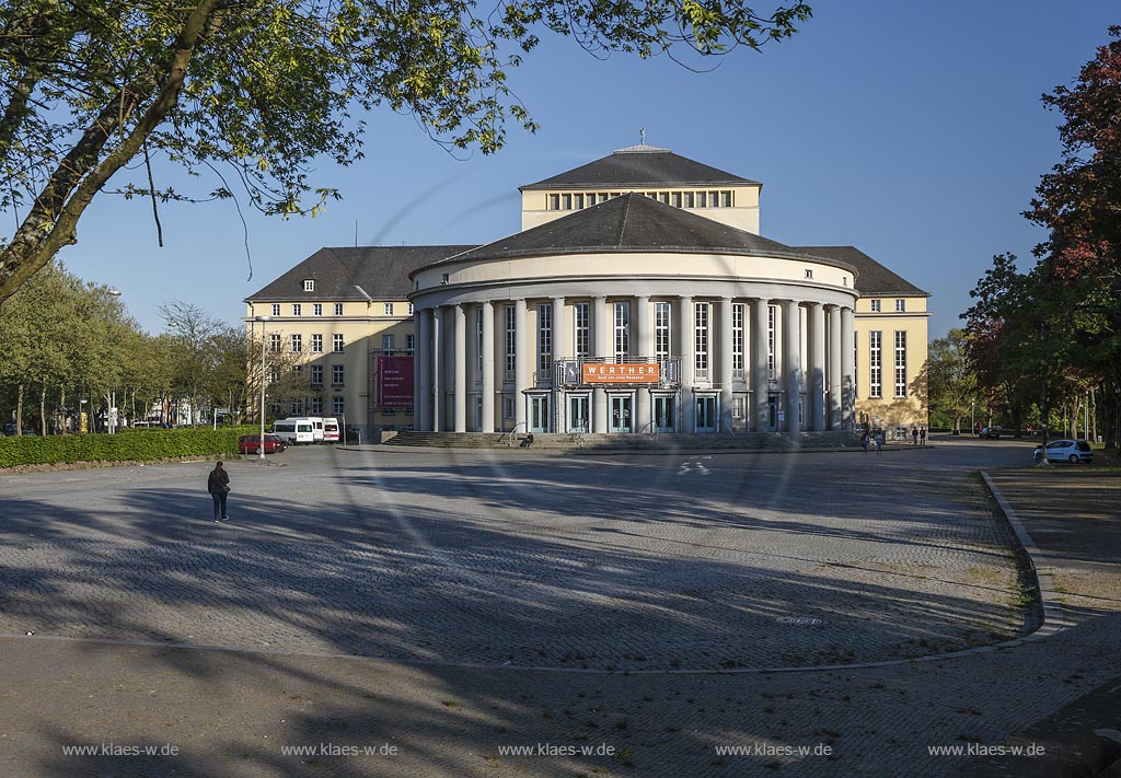 Saarbruecken Saarlaendisches Staatstheater 1937 und 1938 wurde das Staatstheater nach Entwuerfen von " Paul Otto August Baumgarten" im neoklassizistischen Stil erbaut ; The theatre was built between 1937 and 1938 in neoclassical style.