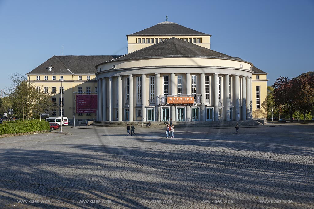 Saarbruecken Saarlaendisches Staatstheater 1937 und 1938 wurde das Staatstheater nach Entwuerfen von " Paul Otto August Baumgarten" im neoklassizistischen Stil erbaut ; The theatre was built between 1937 and 1938 in neoclassical style.