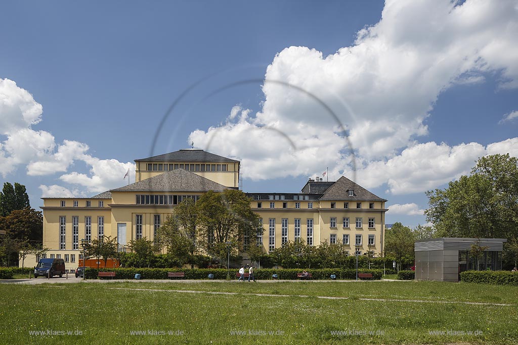 Saarbruecken, Ostansicht Saarlaendisches Staatstheater, es wurde 1937 und 1938 nach Entwuerfen von Paul Otto August Baumgarten im neoklassizistischen Stil erbaut; Saarbruecken, east elevation of the theatre Saarlaendisches Staatstheater. 