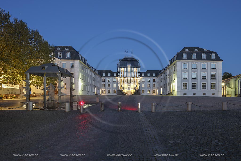 Saarbruecken - Schloss mit Brunnen. Laut historischen Quellen wurde bereits im Jahr 999 mit dem Bau einer Burg begonnen und im Laufe der folgenden Jahrhunderte bis in 18. Jahrhundert hinein zu diesem Schloss erweitert ; this castle was built in 18th century.