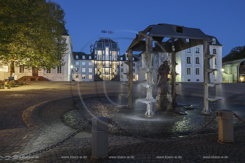 Saarbruecken - Schloss mit Brunnen Laut historischen Quellen wurde bereits im Jahr 999 mit dem Bau einer Burg begonnen und im Laufe der folgenden Jahrhunderte bis in 18. Jahrhundert hinein zu diesem Schloss erweitert ; this castle was built in 18th century.