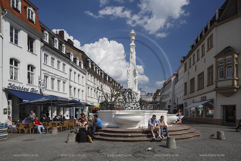 Saarbruecken, St. Johanner Markt mit Stengel-Brunnen; Saarbruecken, square St. Johanner Markt with fountain Stengel-Brunnen.