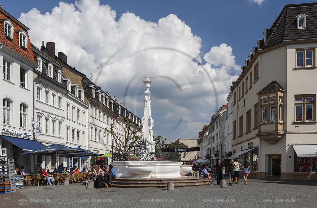 Saarbruecken, St. Johanner Markt mit Stengel-Brunnen; Saarbruecken, square St. Johanner Markt with fountain Stengel-Brunnen.