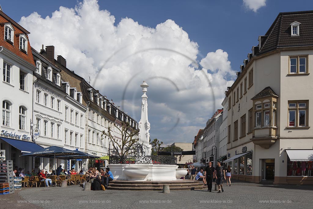 Saarbruecken, St. Johanner Markt mit Stengel-Brunnen; Saarbruecken, square St. Johanner Markt with fountain Stengel-Brunnen.