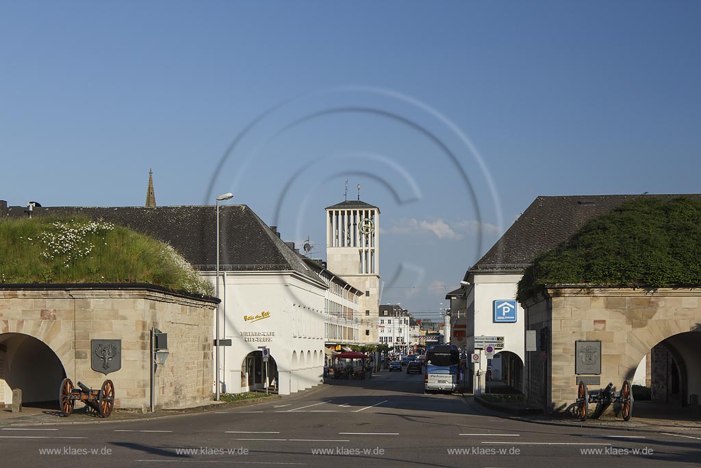 Saarlouis, Deutsches Tor bei den erhaltenen Kasematten und Rathausturm; Saarlouis, gate Deutsches Tor and town hall.