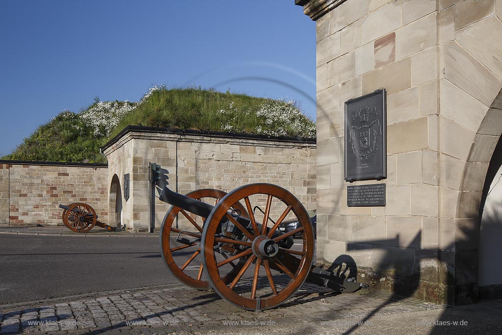 Saarlouis, Deutsches Tor bei den erhaltenen Kasematten mit Kanone; Saarlouis, gate Deutsches Tor and cannon.