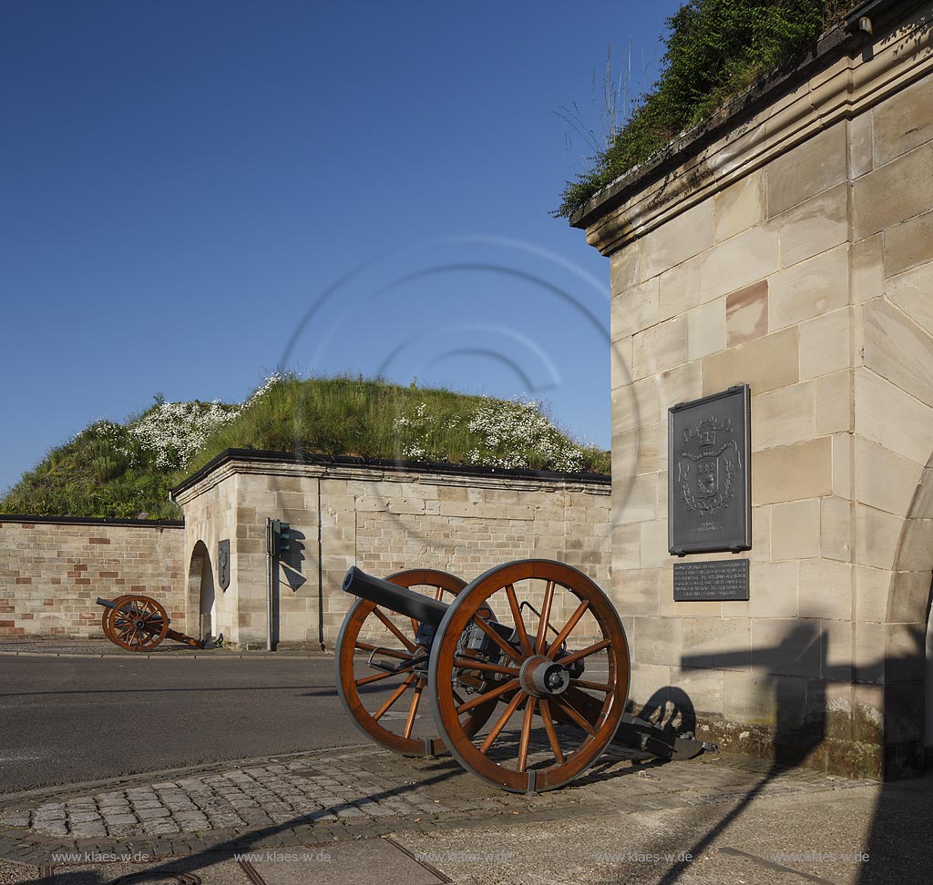 Saarlouis, Deutsches Tor bei den erhaltenen Kasematten mit Kanone; Saarlouis, gate Deutsches Tor and cannon.