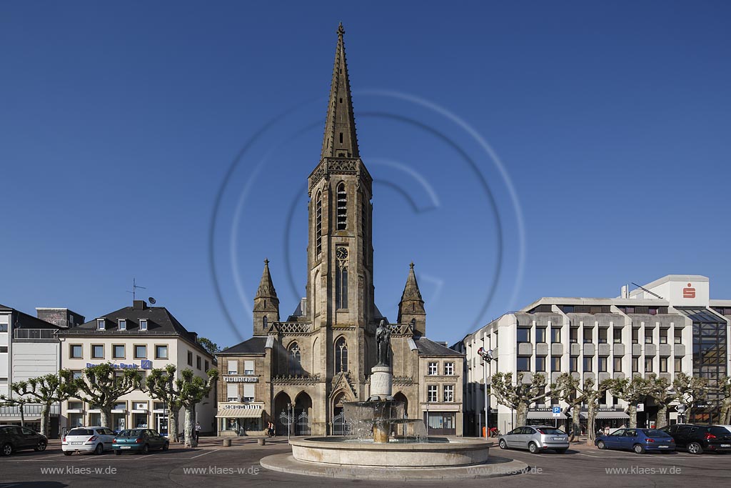 Saarlouis, St. Ludwig, katholische Kirche am Grossen Markt mit Marienbrunnen. Das etwa 30 m hohe Bauwerk wurde in den 1960er Jahren nach Plaenen von "Gottfried Boehm" unter Verwendung von Ueberresten der Vorgaengerbauten errichtet; Saarlouis, St. Ludwig, catholic church at the square Grosser Markt with fountain Marienbrunnen.