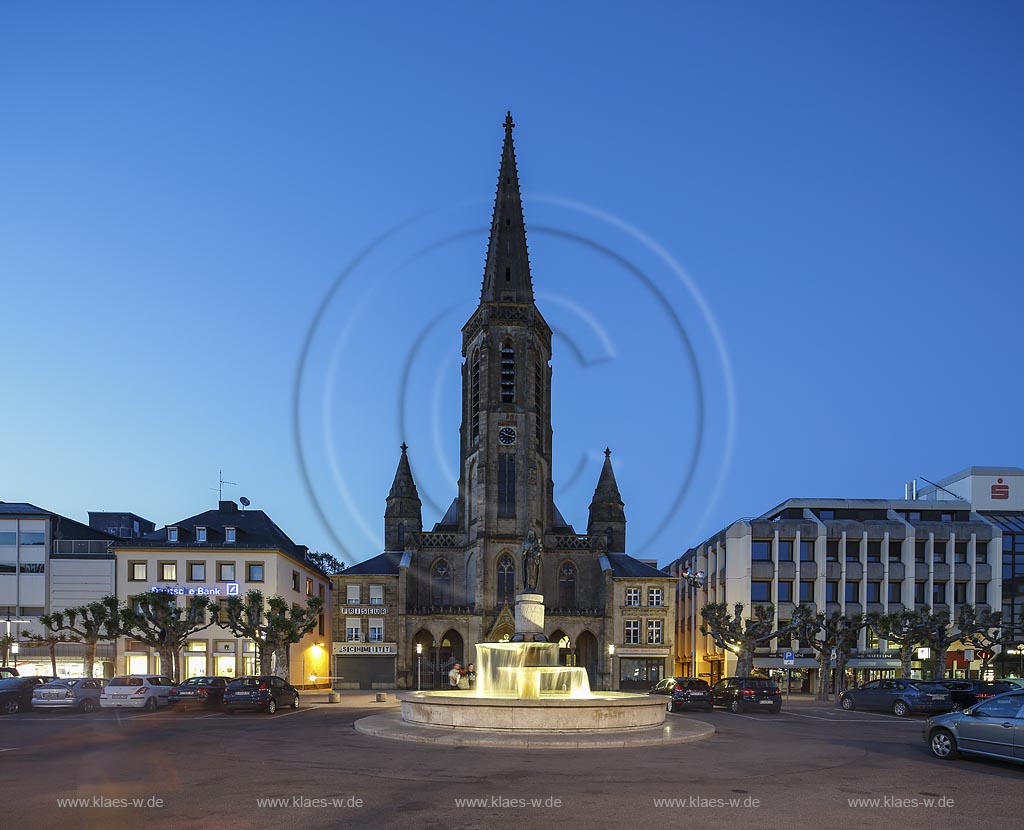 Saarlouis, St. Ludwig, katholische Kirche am Grossen Markt mit Marienbrunnen zur blauen Stunde. Das etwa 30 m hohe Bauwerk wurde in den 1960er Jahren nach Plaenen von "Gottfried Boehm" unter Verwendung von Ueberresten der Vorgaengerbauten errichtet; Saarlouis, St. Ludwig, catholic church at the square Grosser Markt with fountain Marienbrunnen at blue hour.