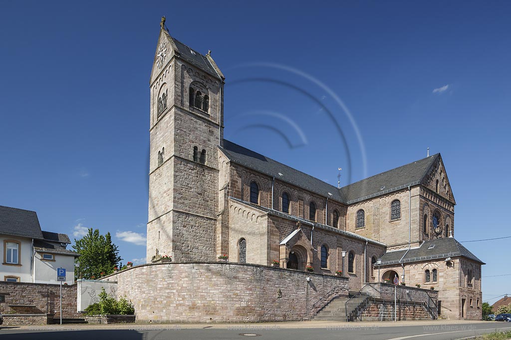 St. Wendel Bliesen, die im neuromanischen Stil 1903-1904 erbaute Pfarrkirche St. Remigius wird wegen ihrer exponierten Lage im oberen Bliestal, ihrer Groesse und optischen Dominanz ueber das Dorf auch Bliestaldom genannt; St. Wendel, parish church St. Remigius, as known as Bliestaldom, exterior view.