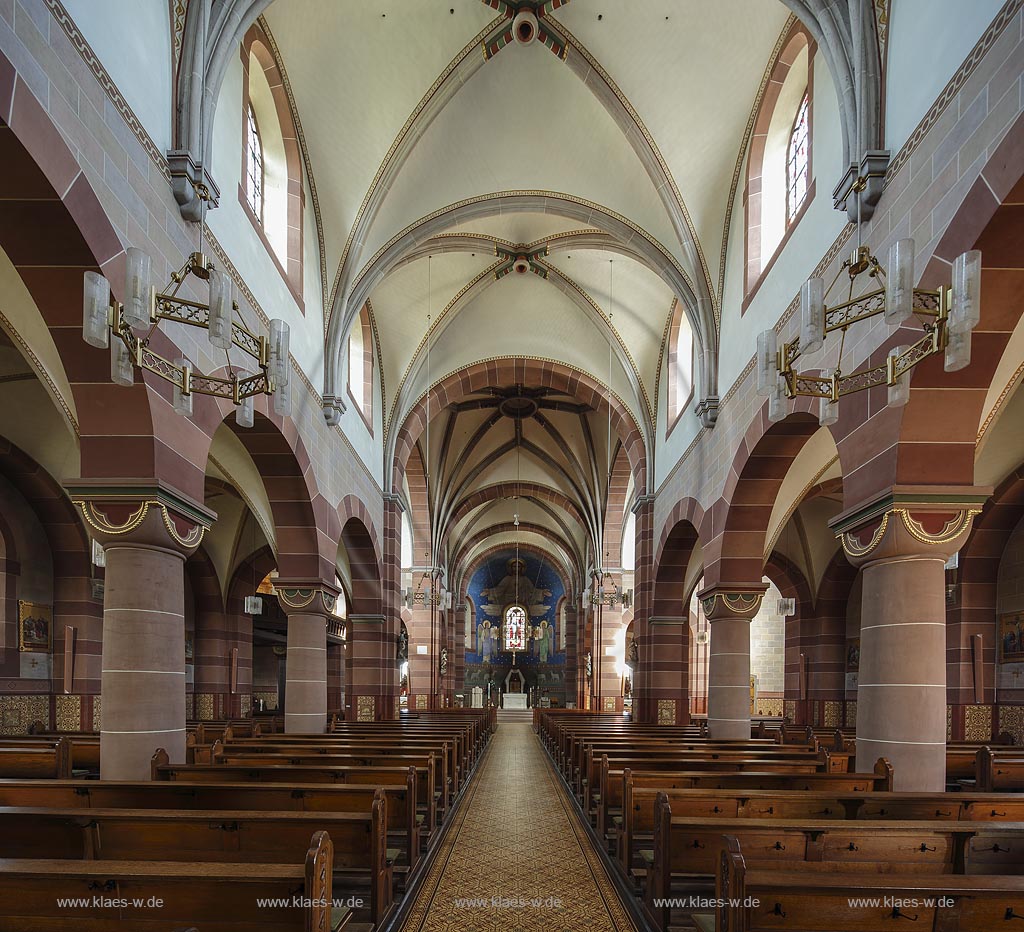 St. Wendel Bliesen, die im neuromanischen Stil 1903-1904 erbaute Pfarrkirche St. Remigius wird wegen ihrer exponierten Lage im oberen Bliestal, ihrer Groesse und optischen Dominanz ueber das Dorf auch Bliestaldom genannt. Blick durchs Langhaus; St. Wendel Bliesen, neoromanic parish church St. Remigius, as known as Bliestaldom, interior view through the nave.