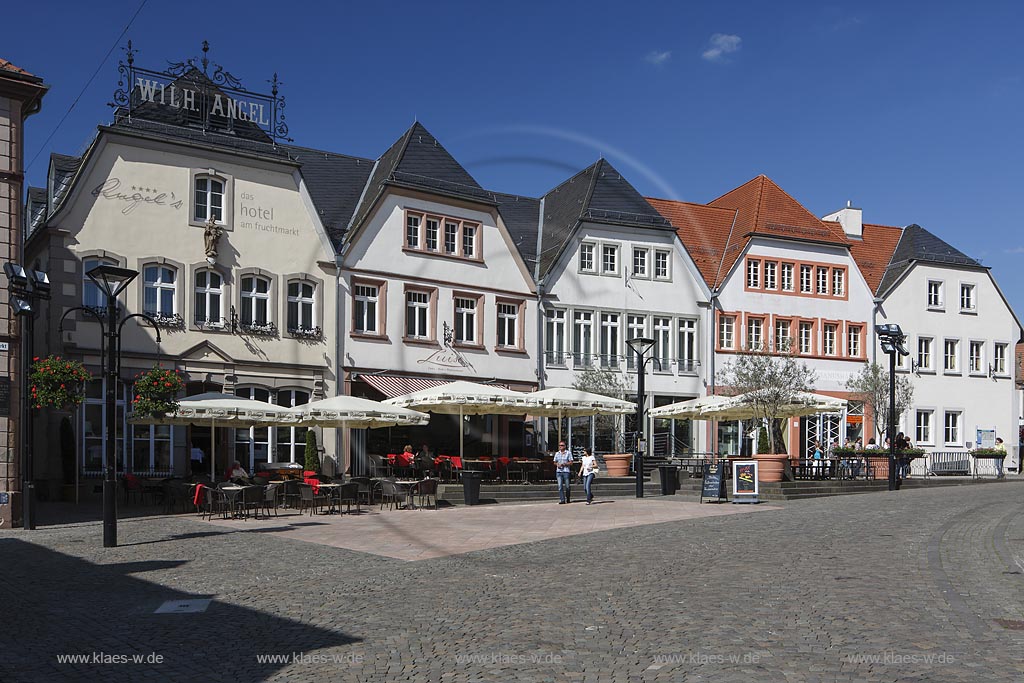 St. Wendel, Blick auf den Fruchtmarkt und auf "Angel's - das hotel am fruchtmarkt"; St. Wendel, view to the square Fruchtmarkt and to the hotel "Angel's - das hotel am fruchtmarkt".