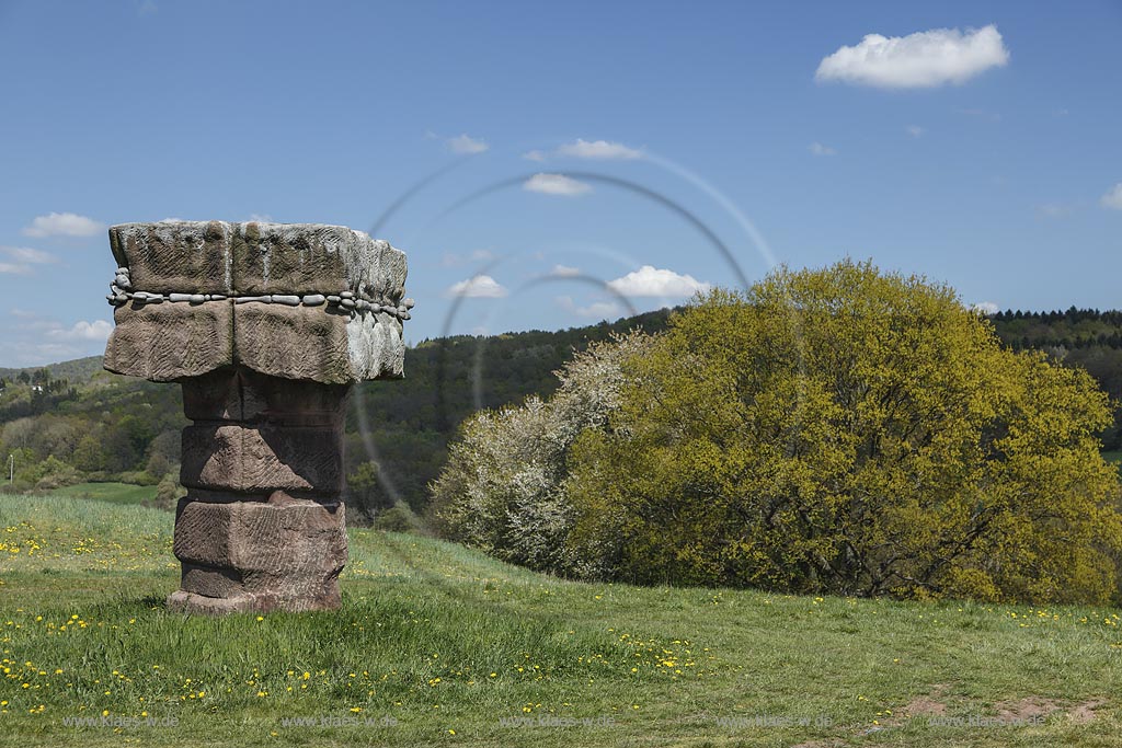 St.Wendel, Skulpturenfeld Strasse der Skulpturen. Skulptur "Zum Gedenken an das Grubenunglueck in der Schwerspatgrube Eisen", 1971 "Gernot Rumpf", roter Sandstein mit Aluminium; St. Wendel Skulpturenfeld Strasse der Skulpturen sculpture street.