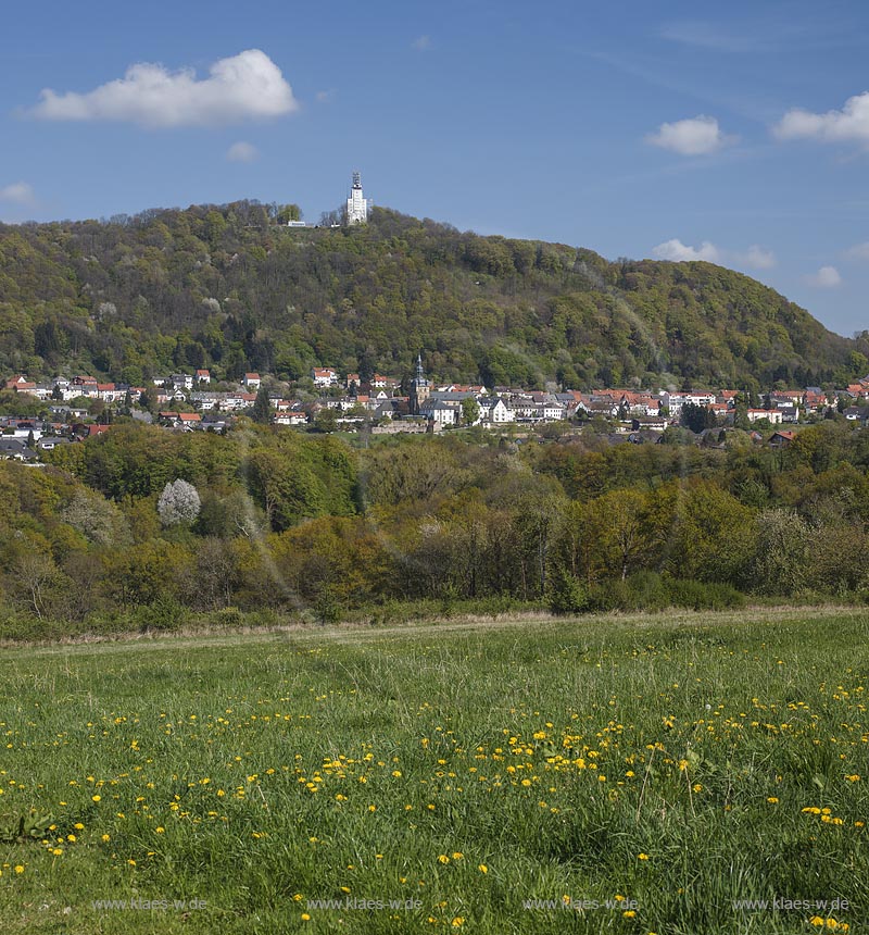 Tholey, Blick auf Tholey und den Schaumberg mit dem Schaumbergturm saniert im Jahr 2013 ; Tholey Blick auf Tholey und den Schaumberg mit dem Schaumbergturm restoration 2013