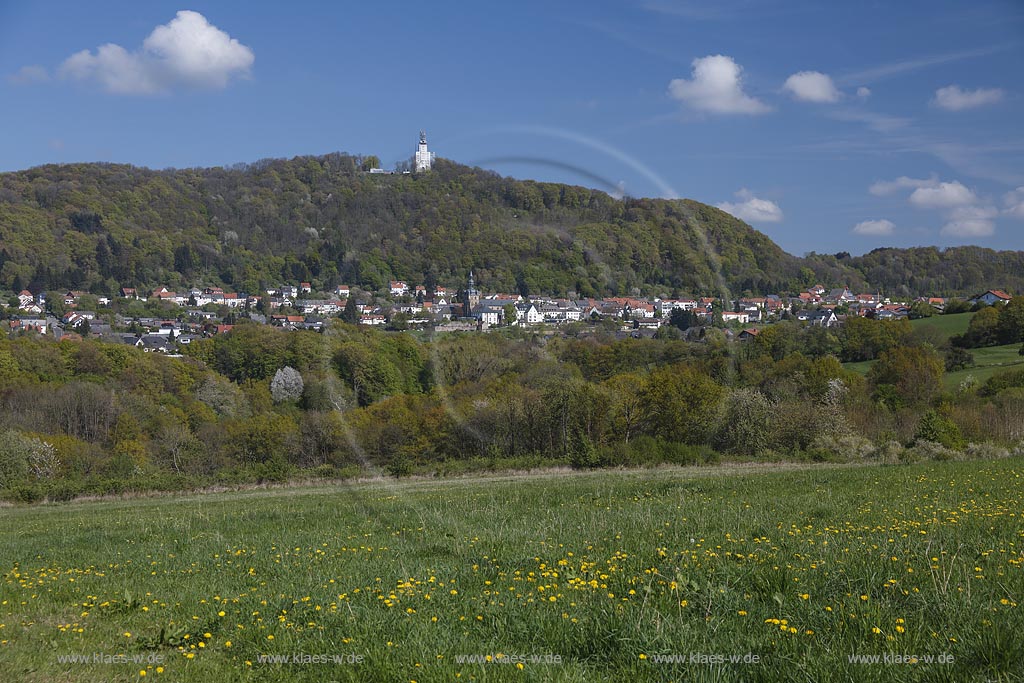 Tholey, Blick auf Tholey und den Schaumberg mit dem Schaumbergturm saniert im Jahr 2013; Tholey Blick auf Tholey und den Schaumberg mit dem Schaumbergturm restoration 2013