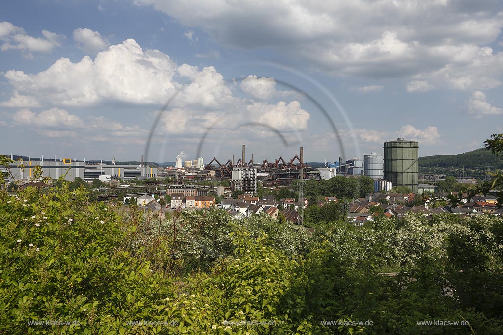 Voelklingen, Weltkulturerbe "Voelklinger Huette", Europaeisches Zentrum fuer Kunst und Industriekultur. Blick zum Areal mit mit altem Saarstahl-Gasometer rechts; Voelklingen, world cultural heritage Voelklinger Huett. View to the areal with the old Saarstahl-Gasometer.