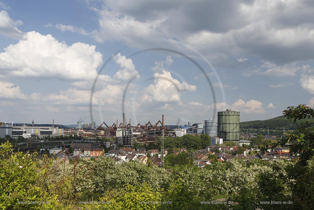 Voelklingen, Weltkulturerbe "Voelklinger Huette", Europaeisches Zentrum fuer Kunst und Industriekultur. Blick zum Areal mit mit altem Saarstahl-Gasometer rechts; Voelklingen, world cultural heritage Voelklinger Huett. View to the areal with the old Saarstahl-Gasometer.