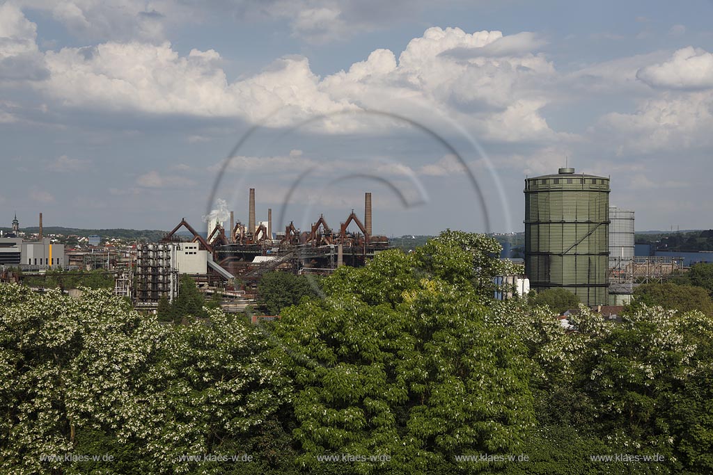 Voelklingen, Weltkulturerbe "Voelklinger Huette", Europaeisches Zentrum fuer Kunst und Industriekultur. Blick zum Areal mit mit altem Saarstahl-Gasometer rechts; Voelklingen, world cultural heritage Voelklinger Huett. View to the areal with the old Saarstahl-Gasometer.