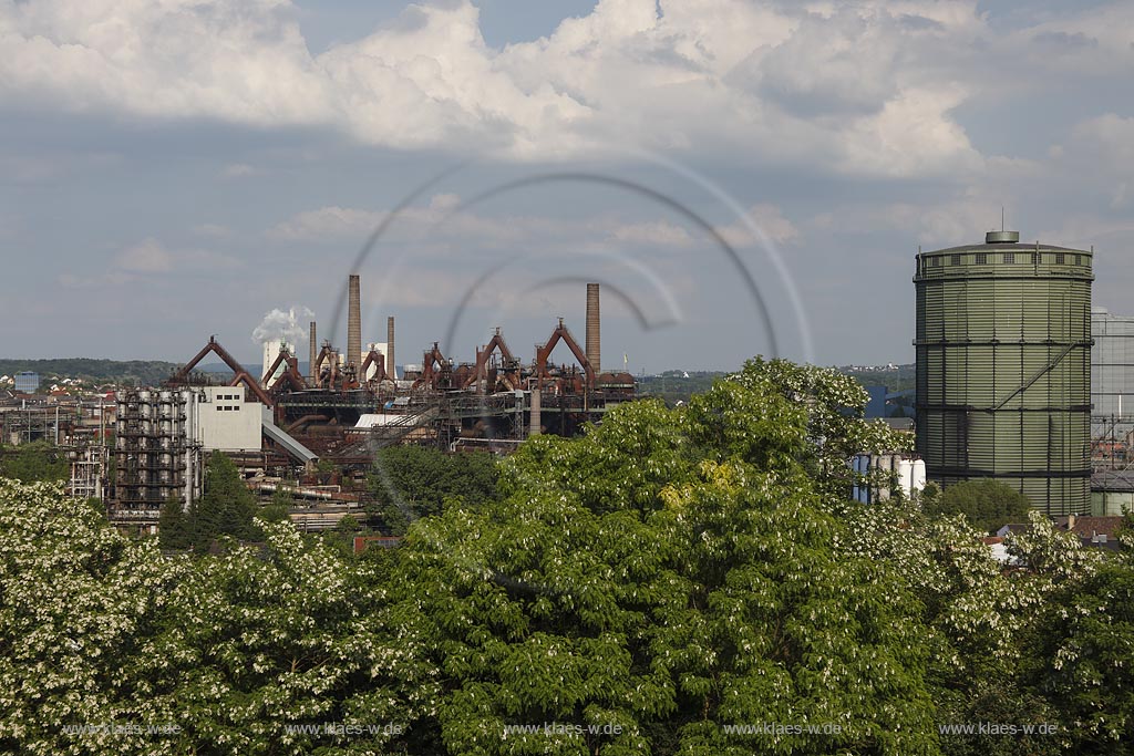 Voelklingen, Weltkulturerbe "Voelklinger Huette", Europaeisches Zentrum fuer Kunst und Industriekultur. Blick zum Areal mit mit altem Saarstahl-Gasometer rechts; Voelklingen, world cultural heritage Voelklinger Huett. View to the areal with the old Saarstahl-Gasometer.