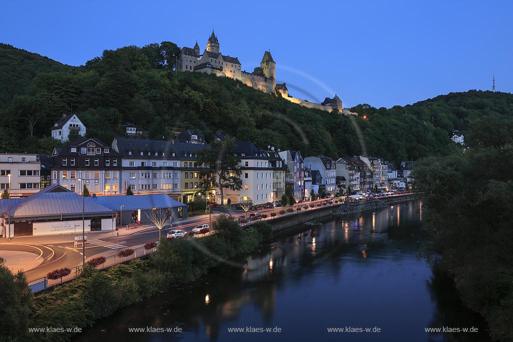 Altena, Blick ueber Lenne zur Burg Altena; Altena, view over the river Lenne to castle Burg Altena.