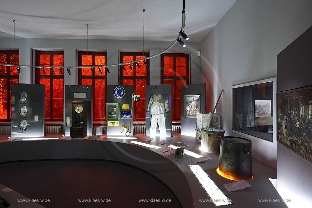 Altena, Deutsches Drahtmuseum, in dem mit rot gefiltertem Tageslicht dramatisierten Raum "Arbeit und Handel" ragen aus einem schneckenfrmigem Podest mit Objekten bestckte, gezielt beleuchtete Stelen heraus. Sie zeigen die Sozial- und Wirtschaftsgeschichte der Drahtherstellung im 19. und 20. Jahrhundert; German wire museum