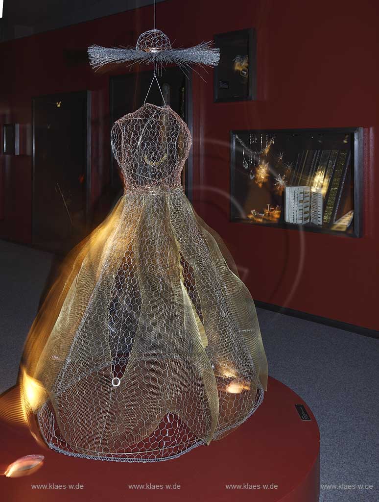 Altena, Deutsches Drahtmuseum, Abteilung Schmuck und Schutz mit rotierendem Kleid aus Drahtgwebe, illuminiert; German wire museum