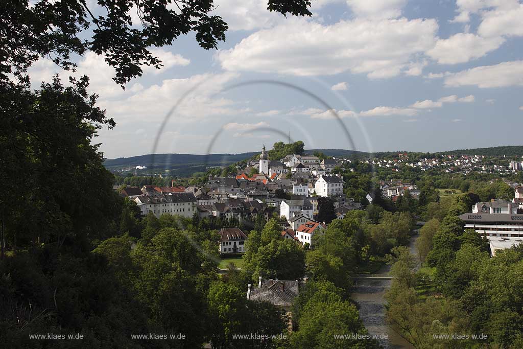 Arnsberg, Blick zur Stadt mit Ruhr, Sauerland