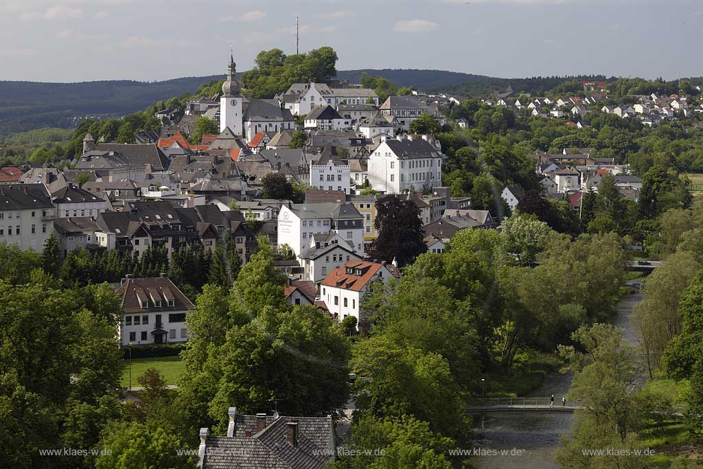 Arnsberg, Blick zur Stadt mit Ruhr, Sauerland