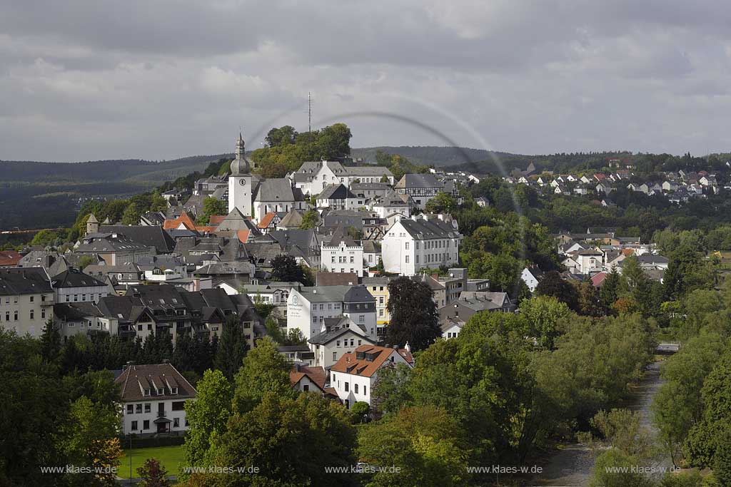 Arnsberg, Blick zur Stadt mit Ruhr, Sauerland