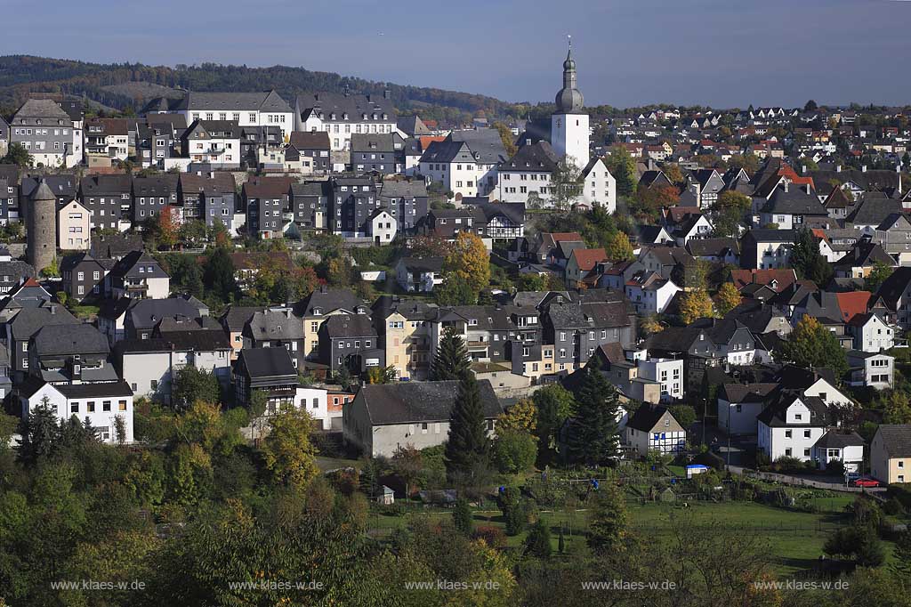 Blick auf die Stadt Arnsberg mit dem weithin sichbaren Wahrzeichen der Stadt dem Glockenturm mit seiner barocken Haube 