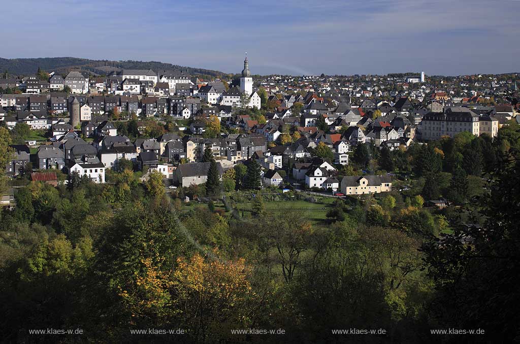 Blick auf die Stadt Arnsberg mit dem weithin sichbaren Wahrzeichen der Stadt dem Glockenturm mit seiner barocken Haube 