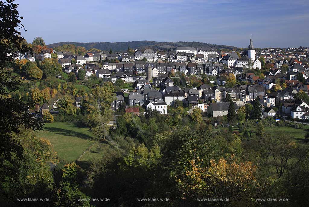 Blick auf die Stadt Arnsberg mit dem weithin sichbaren Wahrzeichen der Stadt dem Glockenturm mit seiner barocken Haube 