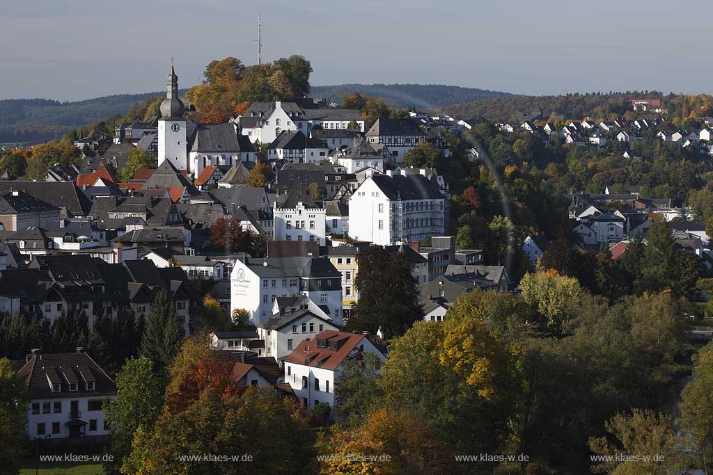 Blick auf die Stadt Arnsberg mit dem weithin sichbaren Wahrzeichen der Stadt dem Glockenturm mit seiner barocken Haube 