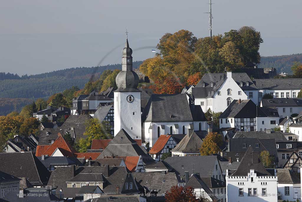 Blick auf die Stadt Arnsberg mit dem weithin sichbaren Wahrzeichen der Stadt dem Glockenturm mit seiner barocken Haube 