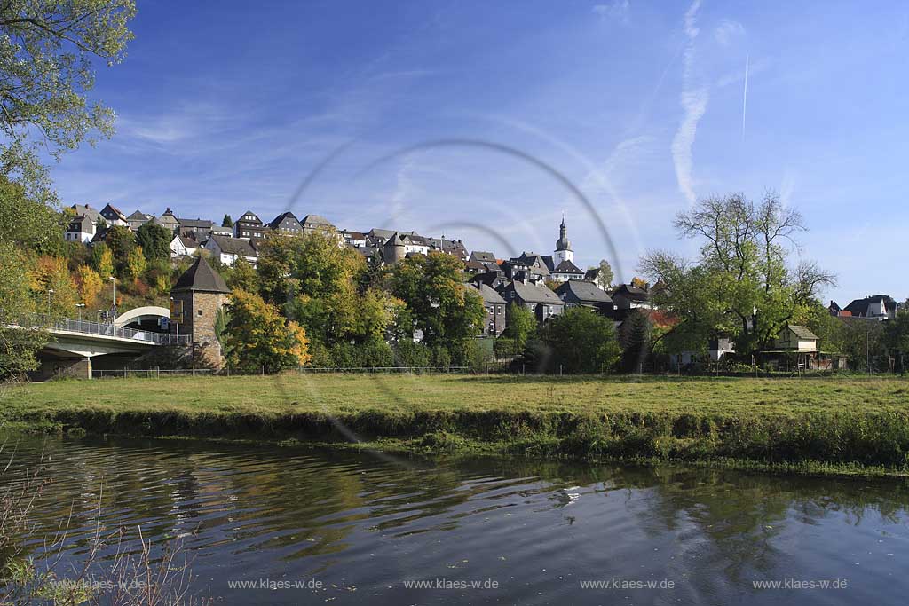 Blick auf die Stadt Arnsberg mit dem weithin sichbaren Wahrzeichen der Stadt dem Glockenturm mit seiner barocken Haube 